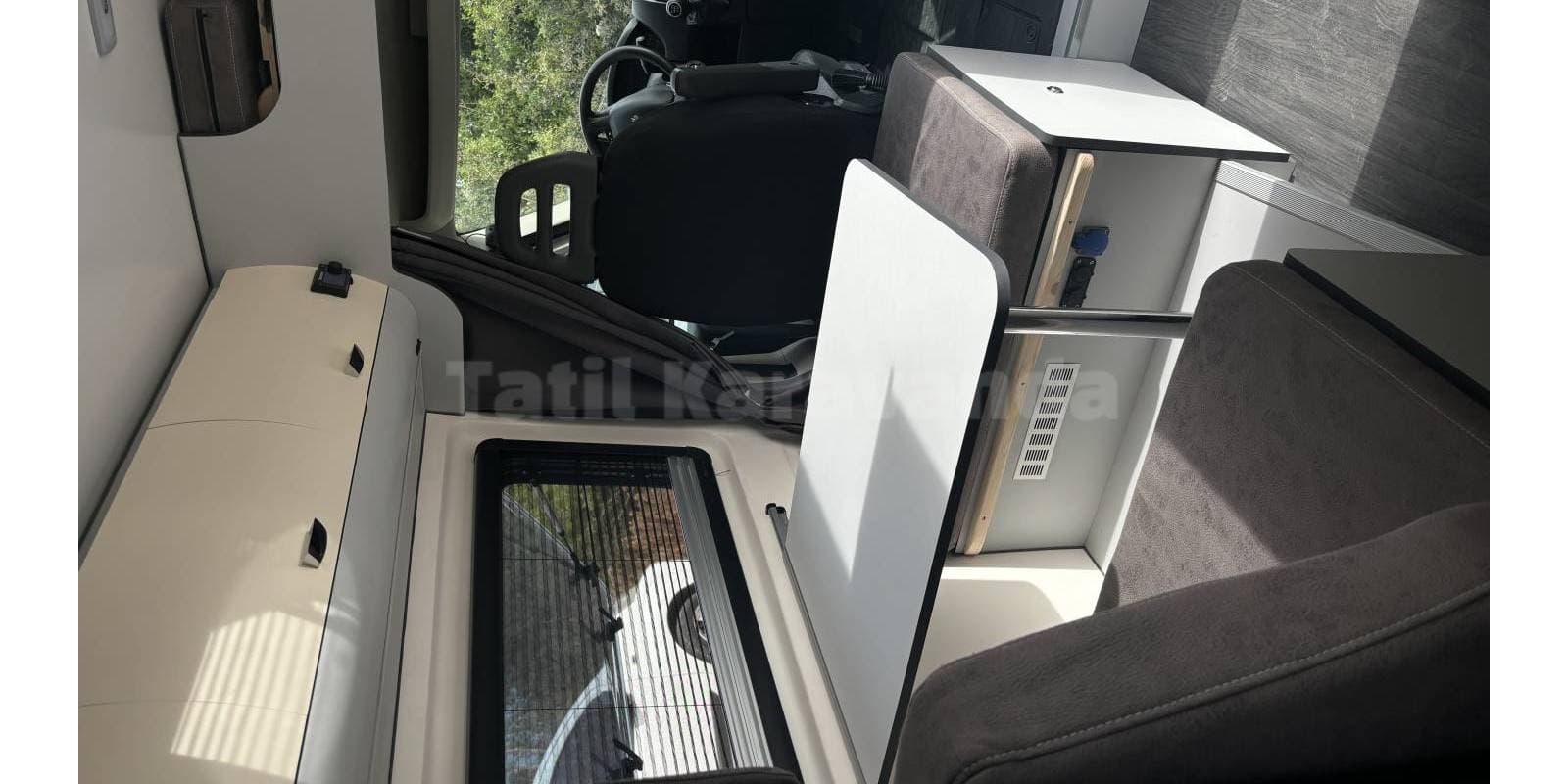 2024 yapımı 4 kişilik Campervan - Görsel 13